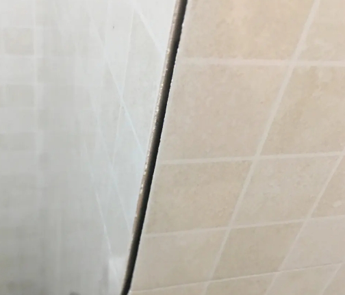 休宁瓷砖空鼓维修公司分享阳台瓷砖脱落的修复过程可以分为以下几个步骤