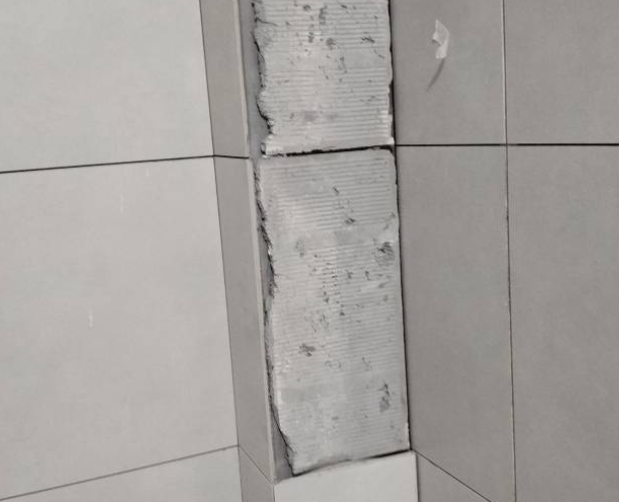 休宁瓷砖空鼓维修公司分享下瓷砖施工前基层浇水润湿程度不足，可能导致以下问题